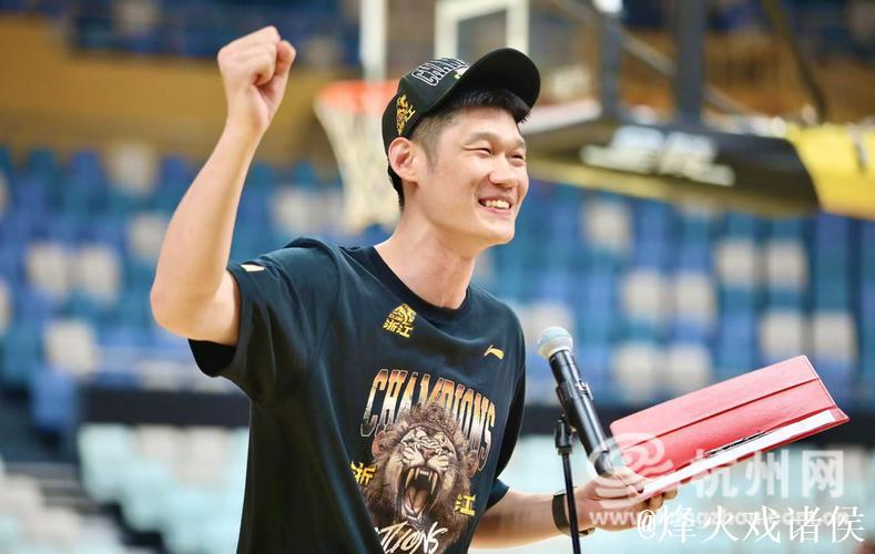 情绪激动！胡金秋见证广厦总冠军旗帜升起，眼角泛起热泪